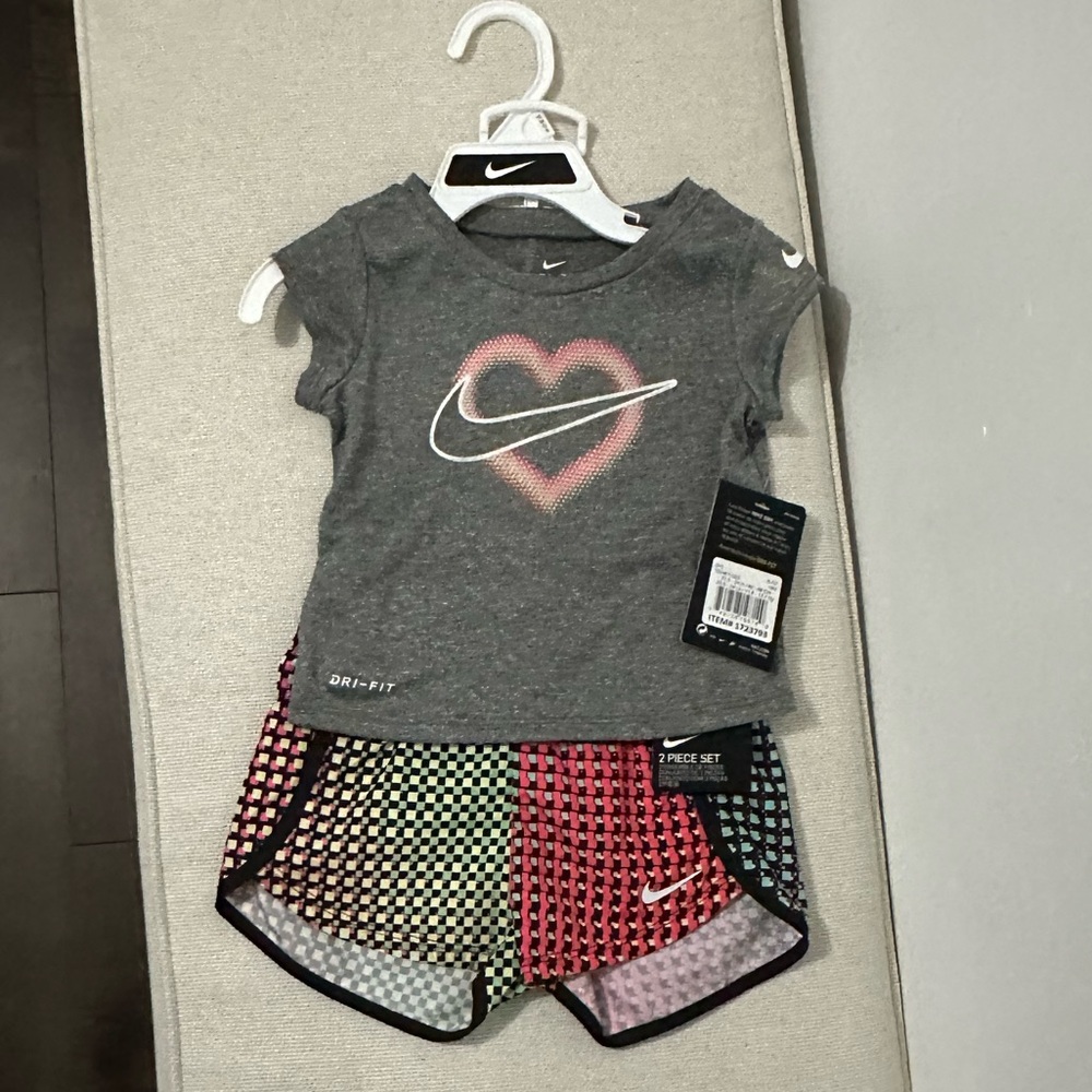 Two-piece Nike outfit girls